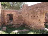 06773 ostia - regio i - insula ix - caseggiato dietro la curia (i,ix,1) - 3. laden von westen - bli ri sueden - 09-2022.jpg